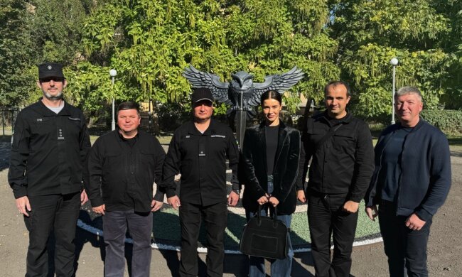 На Подолі встановили пам’ятний знак Департаменту активних дій ГУР МОУ: символ розвідки з’явився у сквері на Щекавицькій