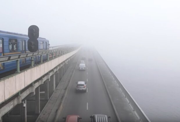 Киев окутал смог. Фото: скриншот YouTube-видео