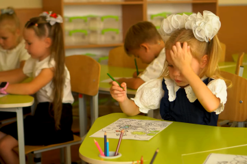 Українським школярам виплачуватимуть по 5000 грн. Фото: YouTube