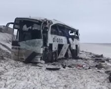 Автобус слетел с дороги. Фото: скриншот Youtube-видео
