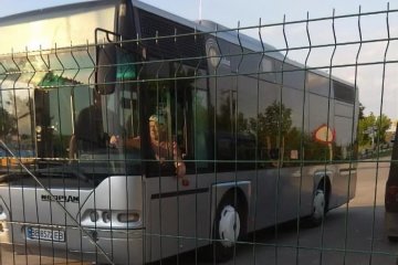 Происки конкурентов с тачанками: вандалы «поработали» над автобусом, курсирующим к КПВВ «Станица Луганская» (фото)
