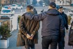 Это просто дикость. В Днепре двое парней сбросили с моста мужчину и сняли это на видео