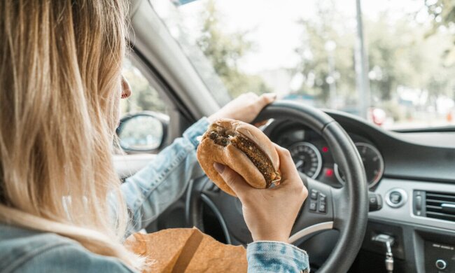 Водителей предупредили о штрафах за еду и напитки за рулем. Фото: скрин YouTube