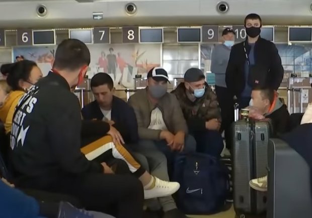 Украинцев доставят в Польшу на работу по воздуху. Фото: скриншот YouTube