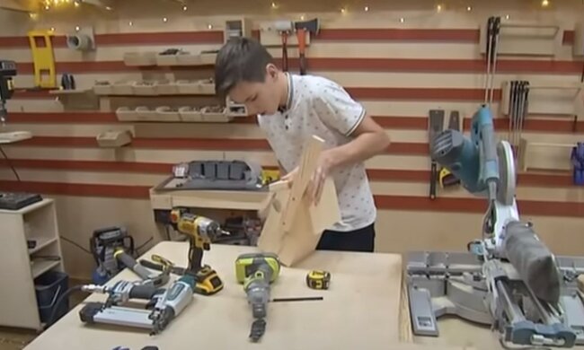 Підліток у майстерні. Фото: скріншот YouTube-відео