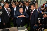 Прапор Вірменії на тлі виборчої дільниці