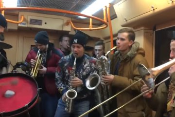 Музыканты в метро платят больше, фото: скриншот с youtube