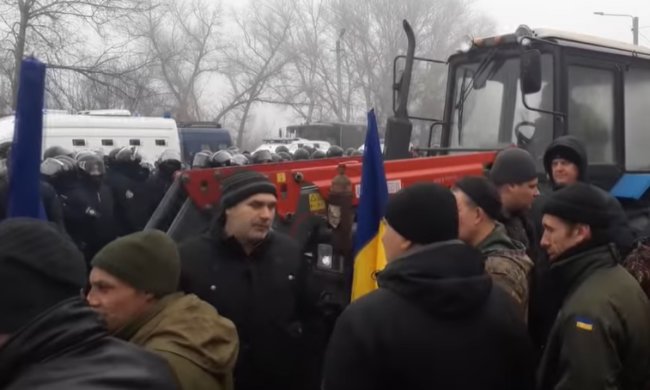 Протестующие в поселка ранили полицейского