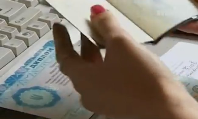 Диплом о высшем образовании, фото: Скриншот YouTube