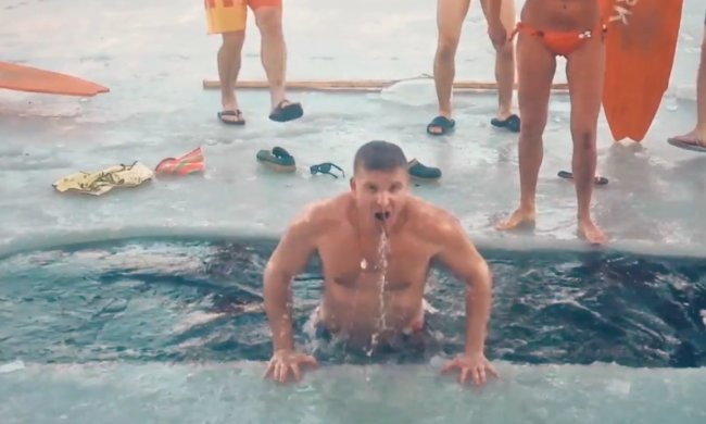 Купание в проруби. Моржи. Фото: скрин youtube