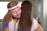 обійми, скріншот з YouTube