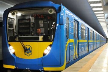 Сеть ужаснуло видео из киевского метро: "быкота" устроила беспредел - никто не рыпнулся