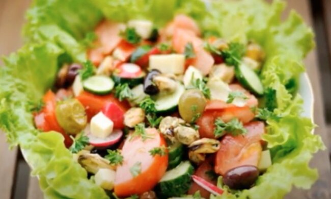 Салат з мідіями та чері. Фото: скріншот YouTube