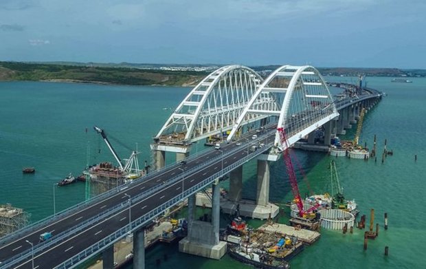 Начал сыпаться: на Крымском мосту ведут экстренные восстановительные работы