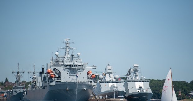 Это скандал: корабль НАТО получил пробоину