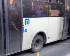 Киев закрывает пассажирские перевозки. Фото: youtube