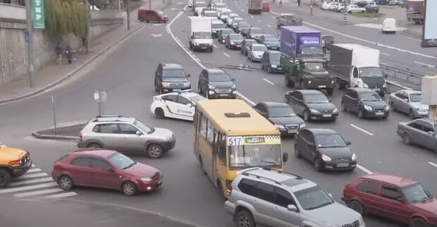 Машины на дороге. Фото: скриншот YouTube-видео