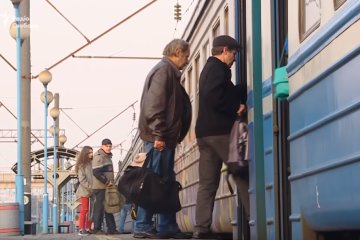 В пригородном поезде разгромили целый вагон, фото: скриншот с YouTube