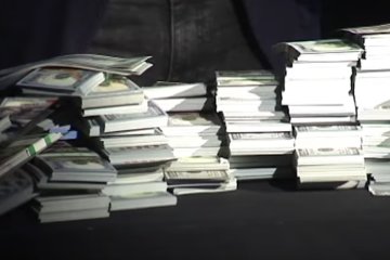 Директор предприятия попался на взятке, фото: скриншот с youtube