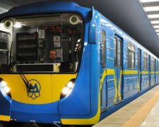 Сеть ужаснуло видео из киевского метро: "быкота" устроила беспредел - никто не рыпнулся