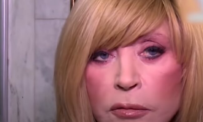 Уже лежит, не поднимается: истощенная Алла Пугачева в очках и с "метлой" на голове вцепилась в Галкина – "Мама укачивает сына"