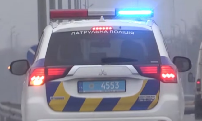 У Києві масштабна ДТП: фура знесла огорожу та злетіла з мосту - кадри