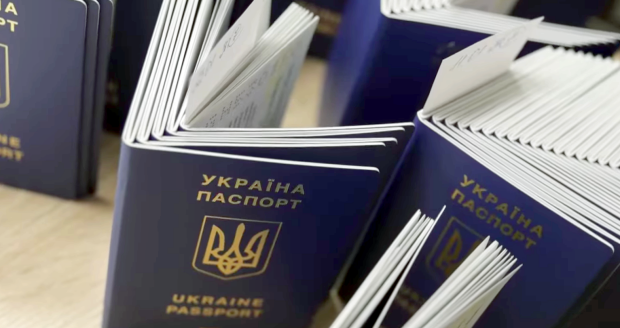 Украинцам срочно нужно заменить паспорта