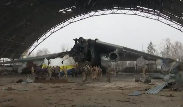 Зруйнований літак Ан-225 "Мрія". Фото: скріншот YouTube-відео