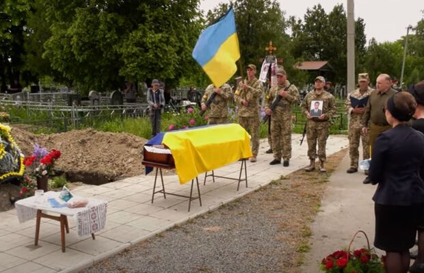 Похорон солдата ЗСУ. Фото: скріншот YouTube-відео