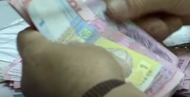 Кабмин обещает компенсировать зарплаты украинцам. Фото: скриншот Youtube