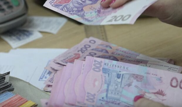 Украинцам повысили социальные выплаты. Фото: youtube