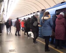 Киевляне смогут пользоваться интернетом в метро. Фото: скрин youtube