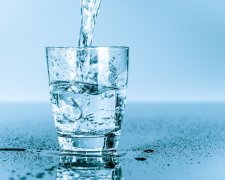 Гастроэнтеролог знает точно, насколько полезен стакан воды натощак