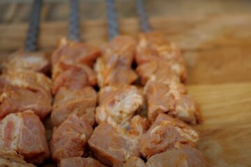 Шашлык может быть опасен для здоровья. Фото: YouTube, скрин