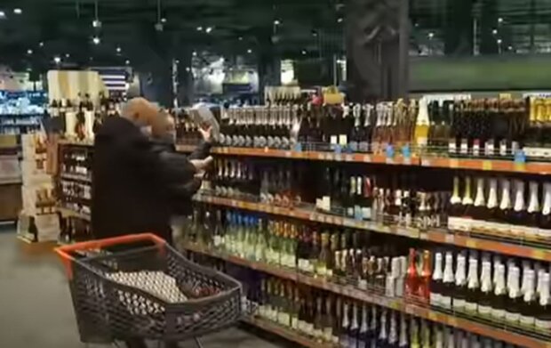 Продажа алкоголя в магазине. Фото: скриншот YouTube-видео