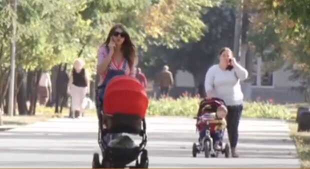 Мамы с детьми на улице. Фото: скриншот YouTube-видео