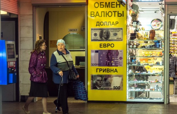 Будет больно: украинцев предупредили о курсе доллара