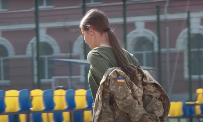 Женщина в армии. Фото: YouTube, скрин