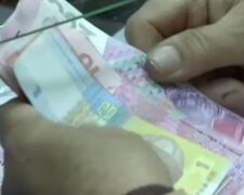 Украинцам выплатят две или три пенсии вместо одной. Фото: скриншот YouTube
