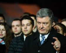 Забыл, что уже не президент! Порошенко на дне Киева вышел к народу пофоткаться и угодил в неприятную ситуацию