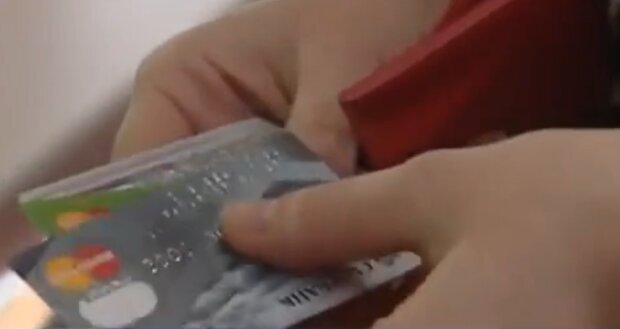 Банковские карточки. Фото: скриншот YouTube