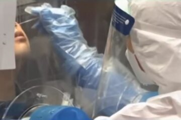 Ученые нашли еще один способ передачи коронавируса. Фото: скриншот YouTube