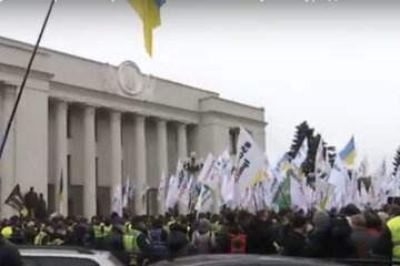 В центре Киева евробляхеры заблокировали правительственный квартал. Фото: скриншот YouTube