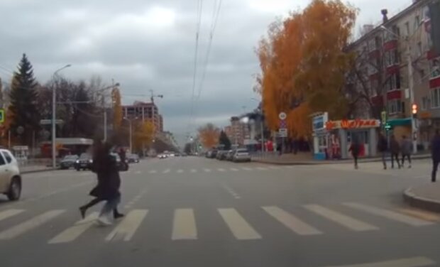 Пешеходы. Фото: скриншот видео