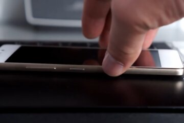 Смартфон. Фото: скріншот YouTube-відео