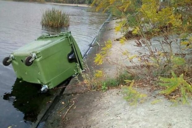 Главную реку Украины загадили за ночь, киевляне бурно отреагировали: "Запихнуть в контейнер и пусть плывут"