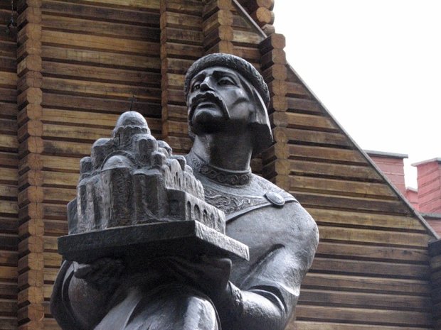 "Когда сам увидел – прозрел": пользователи сети подняли на смех памятник Ярославу Мудрому в Сумах (фото)