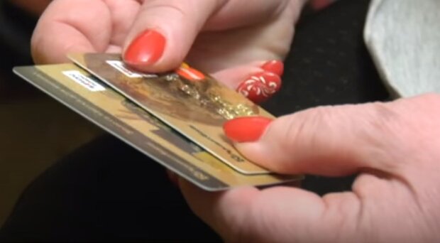 Банківська картка. Фото: скріншот YouTube-відео