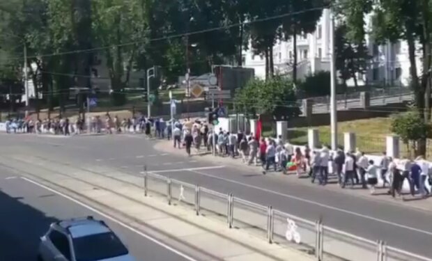 В Минск массово свозят бюджетников на митинг в поддержку Лукашенко, - СМИ