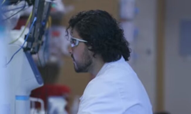 Ученые из США создали устройство для распознавания коронавируса в воздухе. Фото: скриншот YouTube